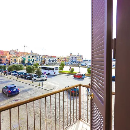 Piazza A Mare Поццуоли